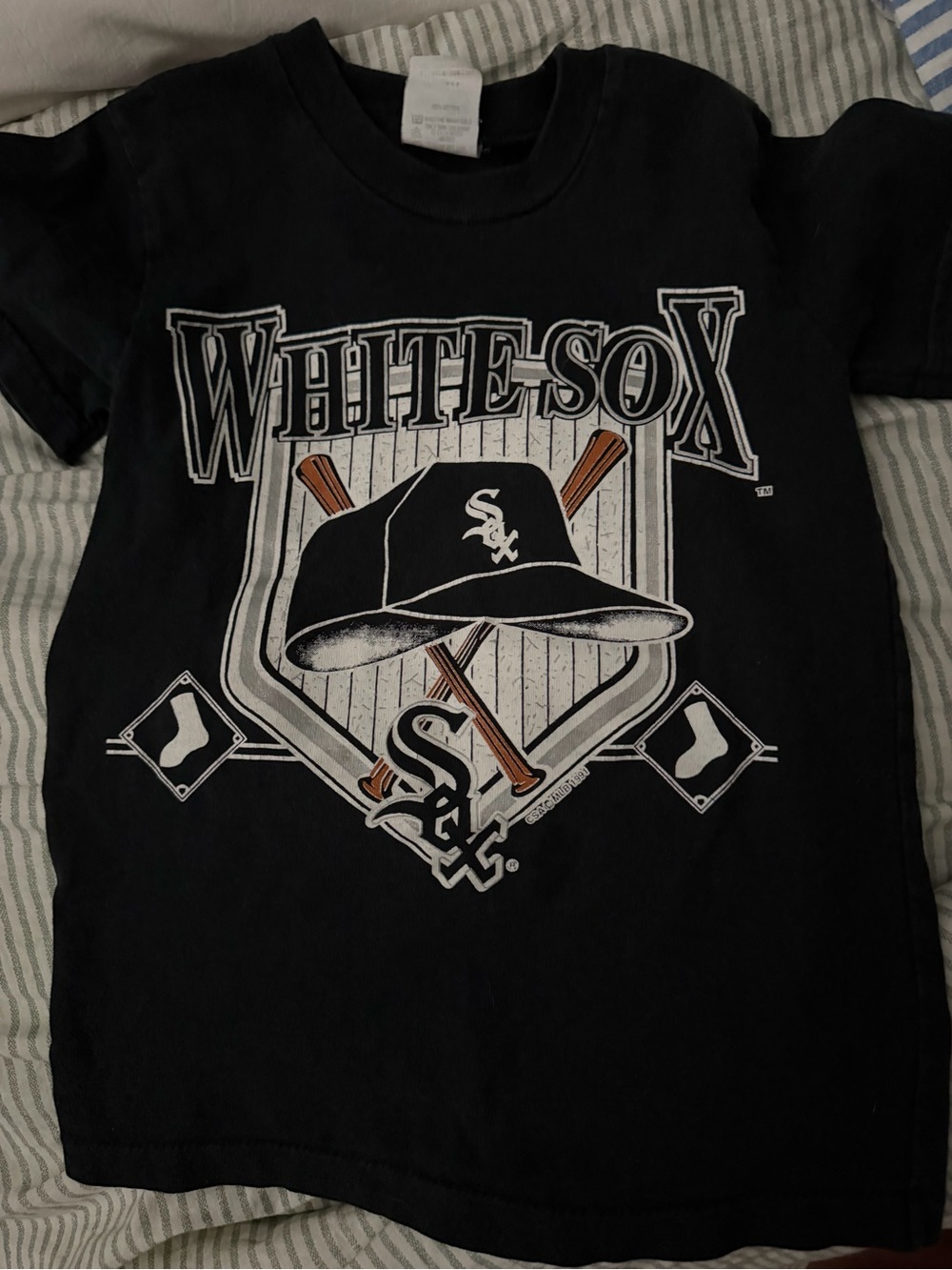 MLB Chicago White Sox Black Graphic Tee with Baseball Cap Design vintage 1991